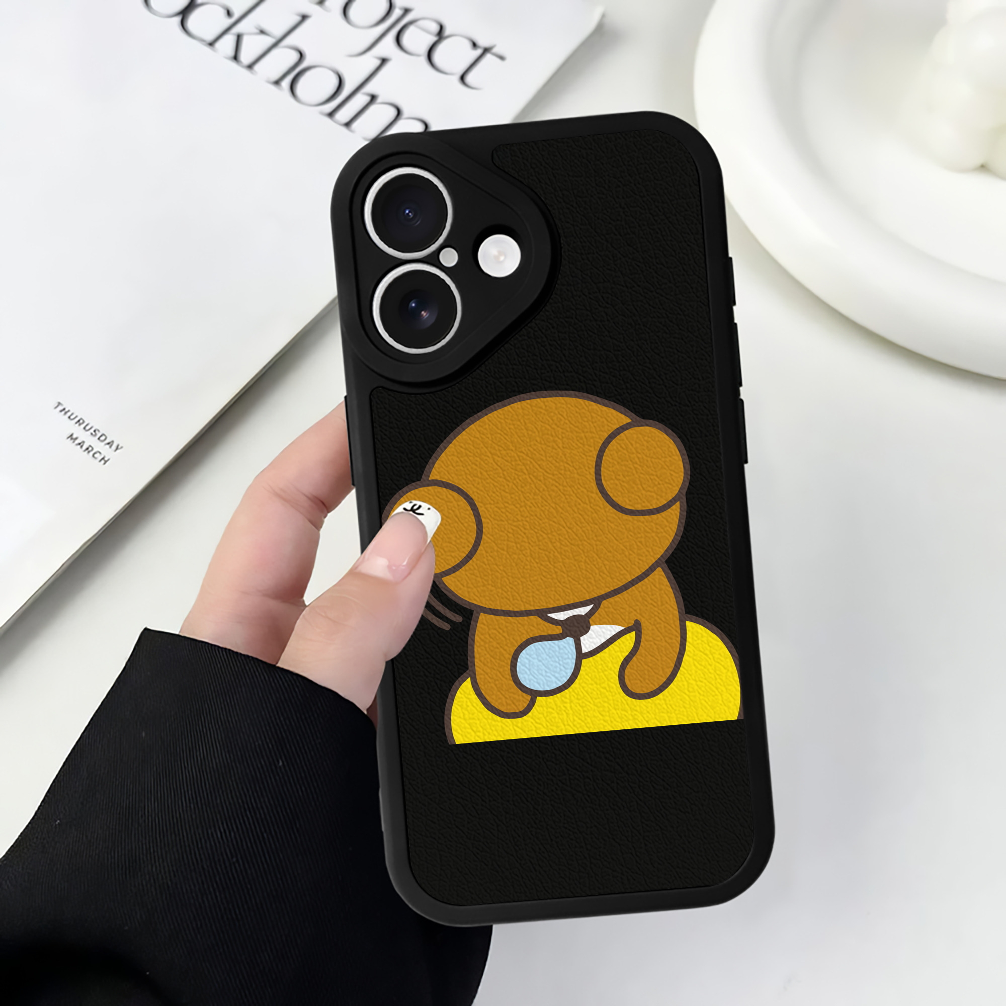 （画像用） リラックマ リラックマ キイロイトリ Rilakkuma Korilakkuma Kiiroitori 【iPhone 16シリーズ対応】シリコンスマホケース（レザー調） 材質：シリコン